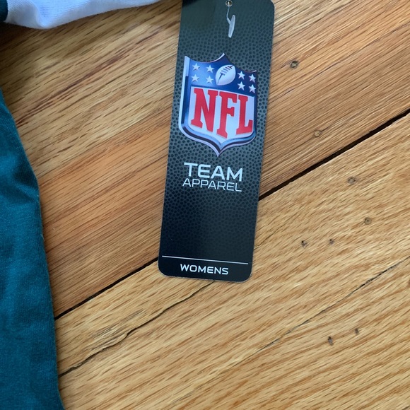 NFL Eagles Tee size large - Picture 3 of 4